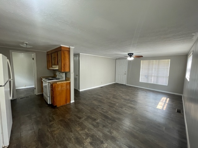 Building Photo - 206 Lake Dr