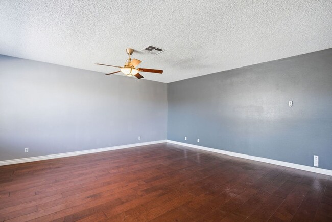 Building Photo - 4561 Paseo El Rio Dr