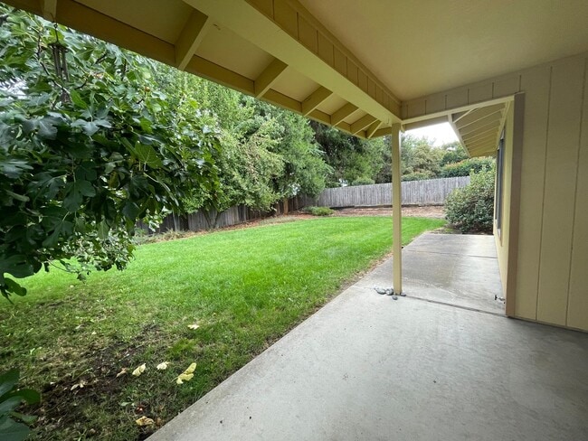 Building Photo - Desirable East Medford Single Story