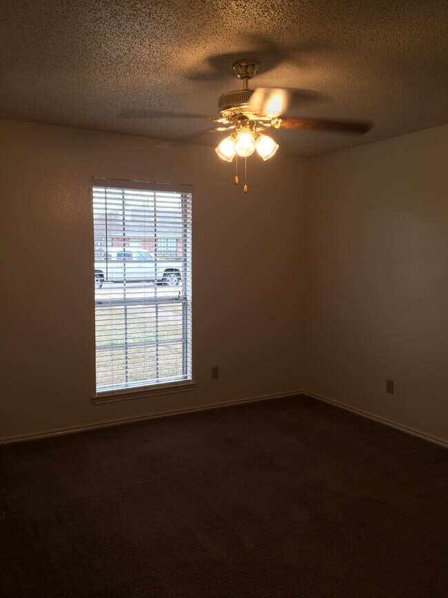 Foto del edificio - 9007 Woodgate Cir E