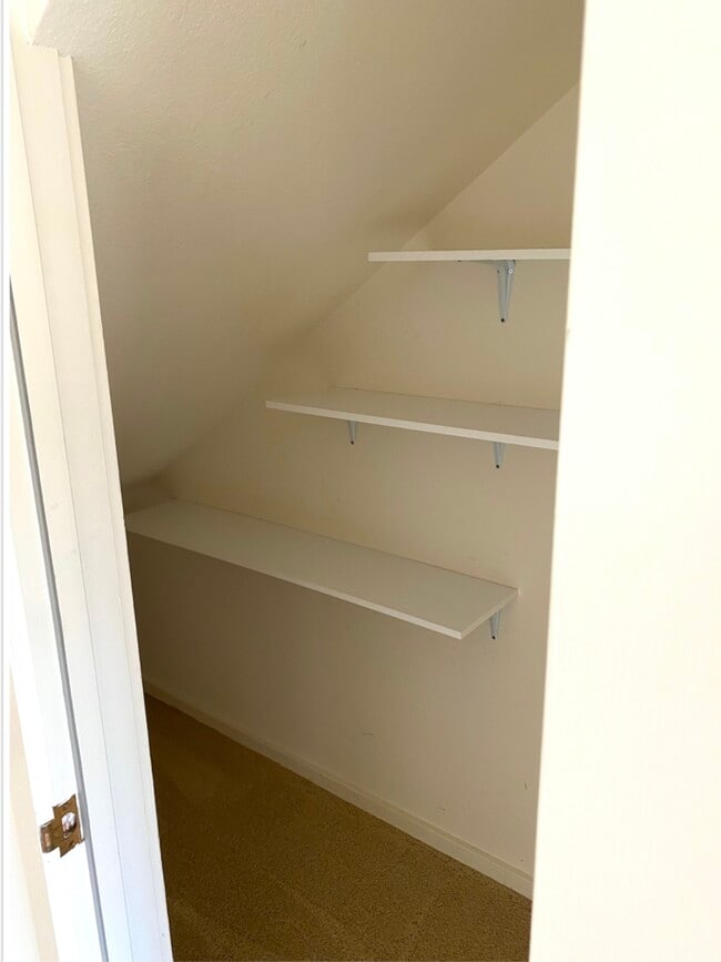 Tons of storage in unit. - 50 Corte Real