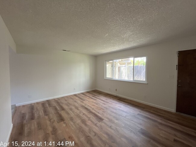 Building Photo - Refreshed Unit