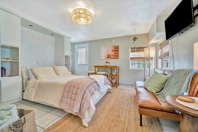 Building Photo - 483 E Shore Dr