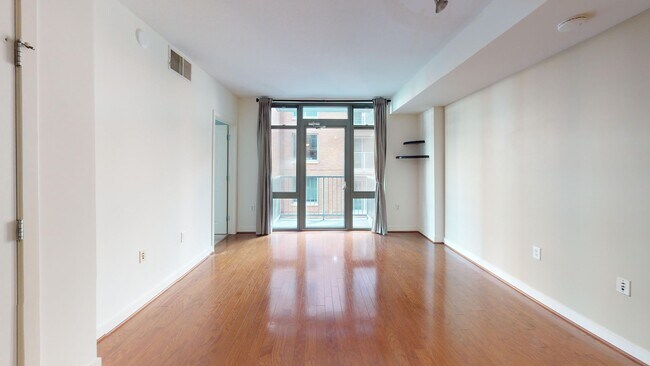 Building Photo - Thomas Circle/Mount Vernon One Bedroom W/P...
