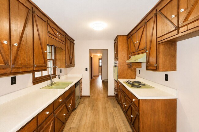 Building Photo - 3750 Robinson Dr