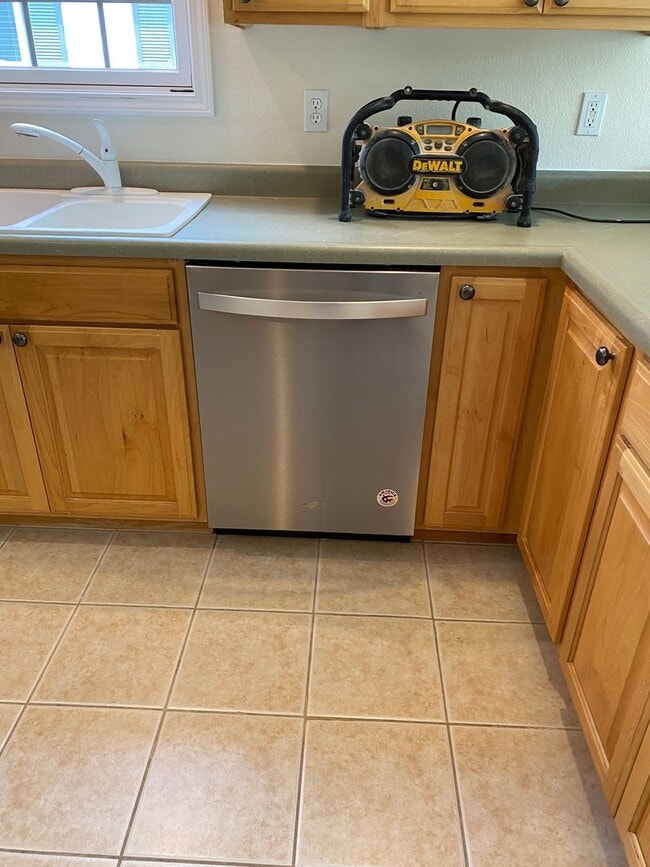 Building Photo - Available in August!! 3 Bedroom / 2 Bathro...