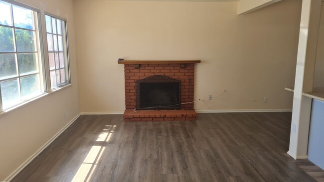 Foto del edificio - 427 E Avenue J15 Lancaster Ca 93535