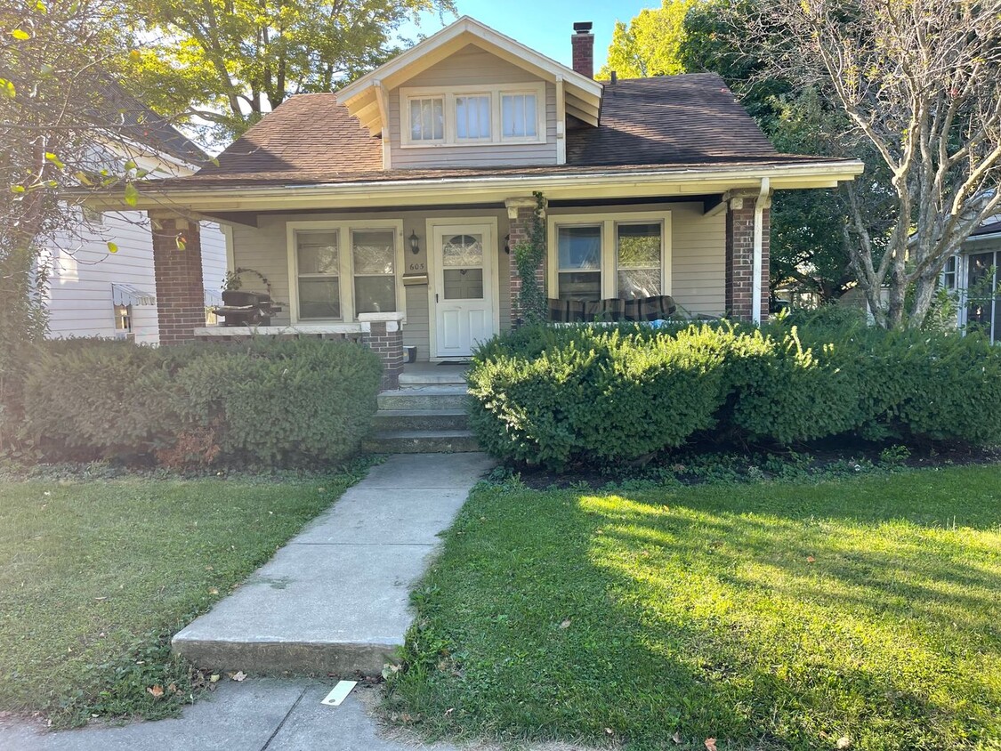 Primary Photo - 3 Bedroom 2 Bathroom on Campus!
