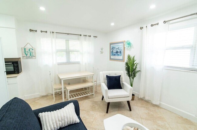 Building Photo - 3230 NE 13th St