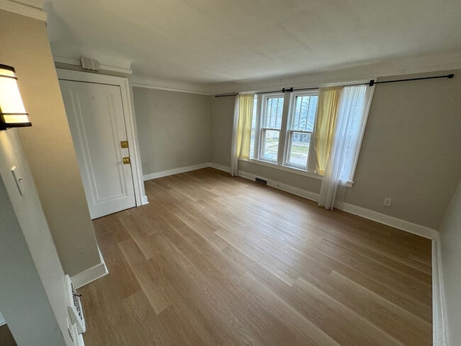 Family Room - 260 Spencer St