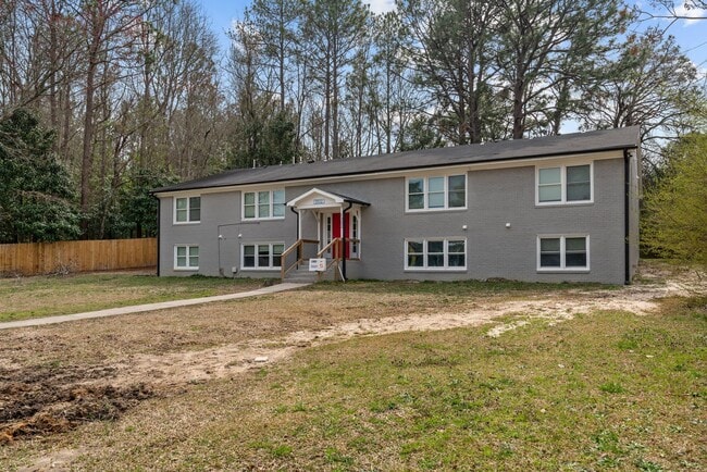 Building Photo - Newly Renovated, Uniquely Yours! Now Leasing 2 bed 1 bath Apartments.