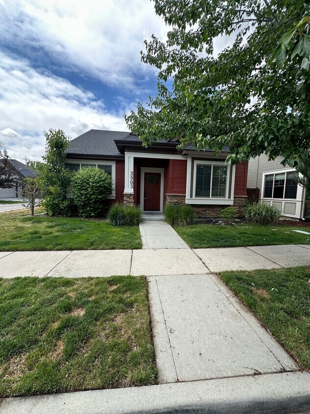Foto principal - 3 Bedroom 2 Bath Home, New Paint, New LVP ...