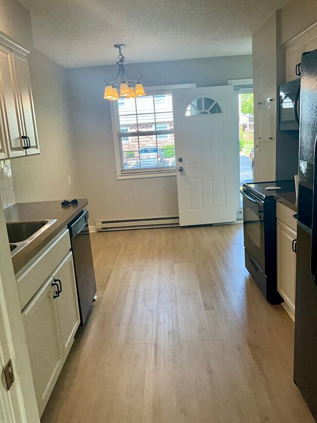 Kitchen - 27796 Reo Rd