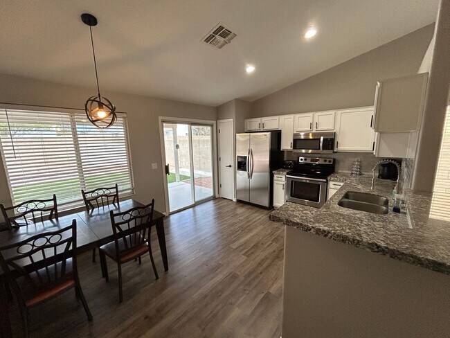 Foto del edificio - 14658 W Marcus Dr