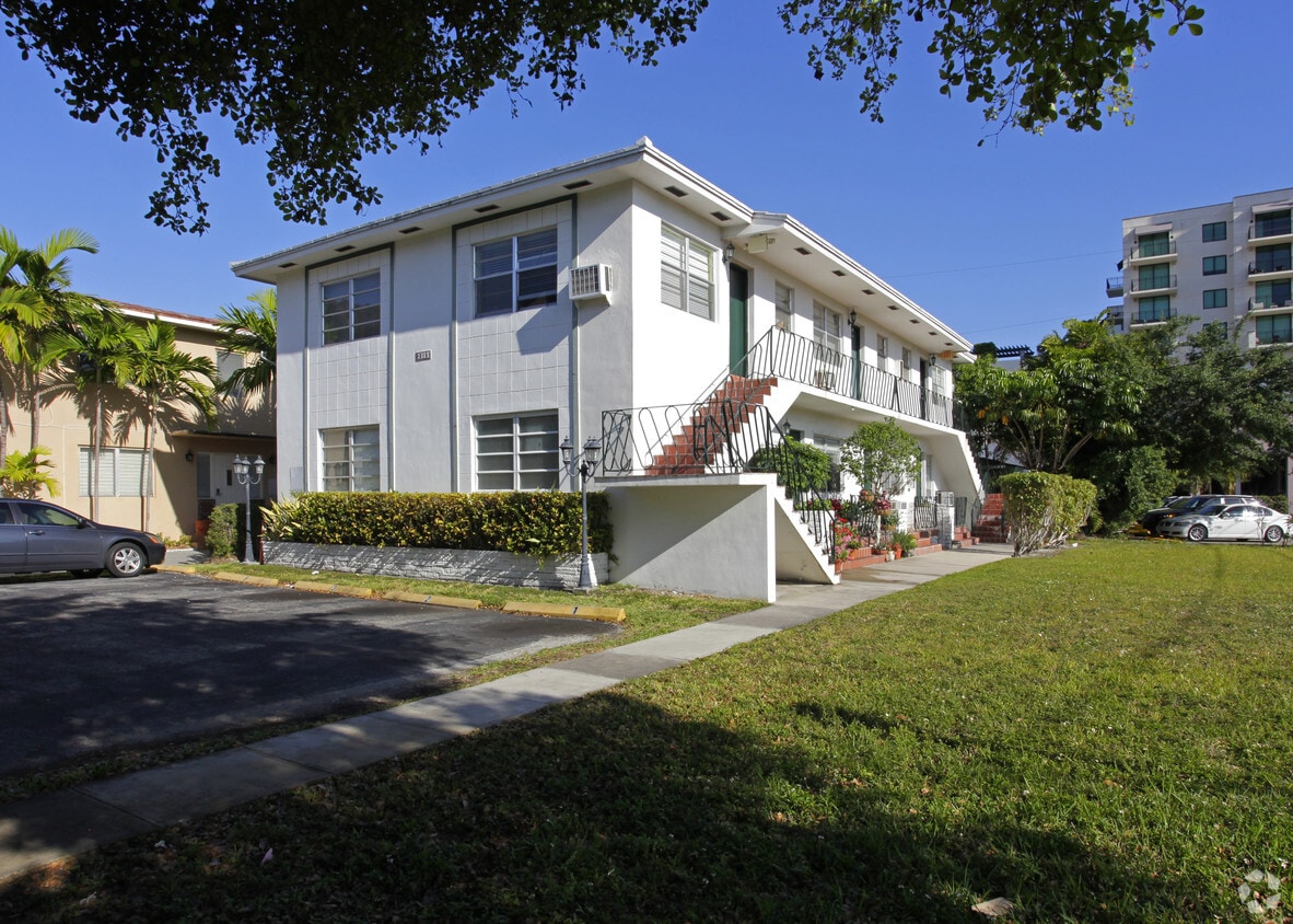 Building Photo - 215 Menores Ave