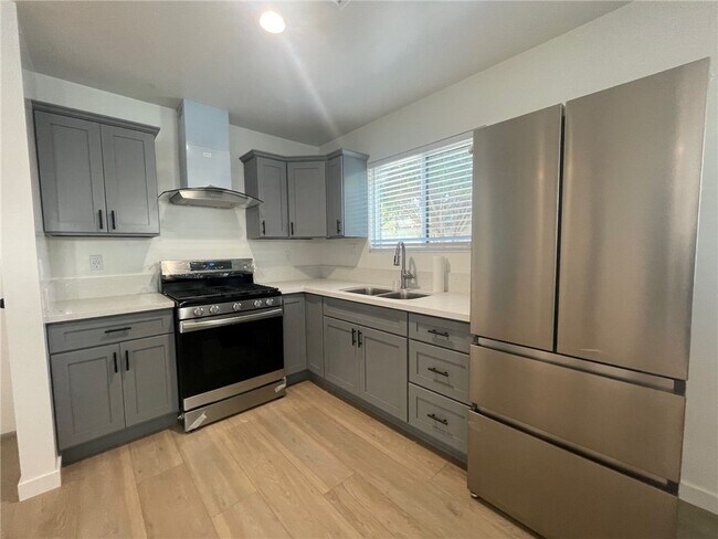 Foto del edificio - 1329 N Myers St