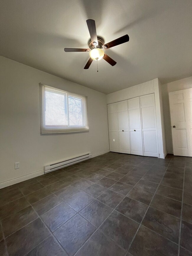 Building Photo - Large 2 bedroom 1 bath apartment