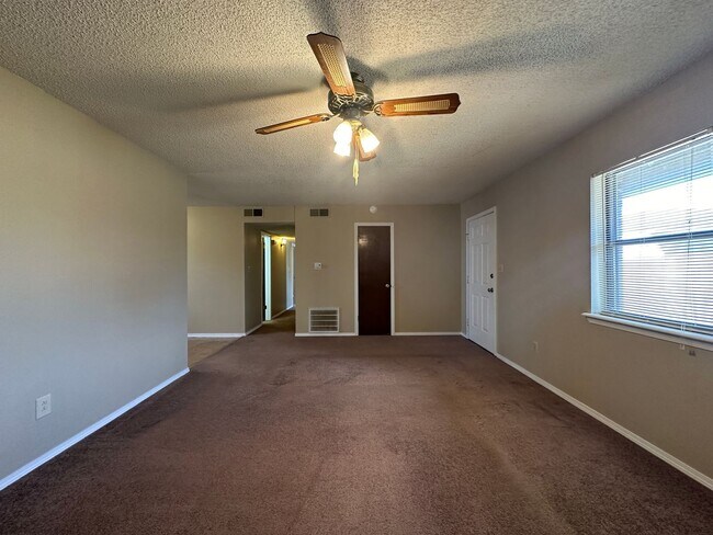Building Photo - * Move-In Special * Charming 3 Bed / 2 Bat...