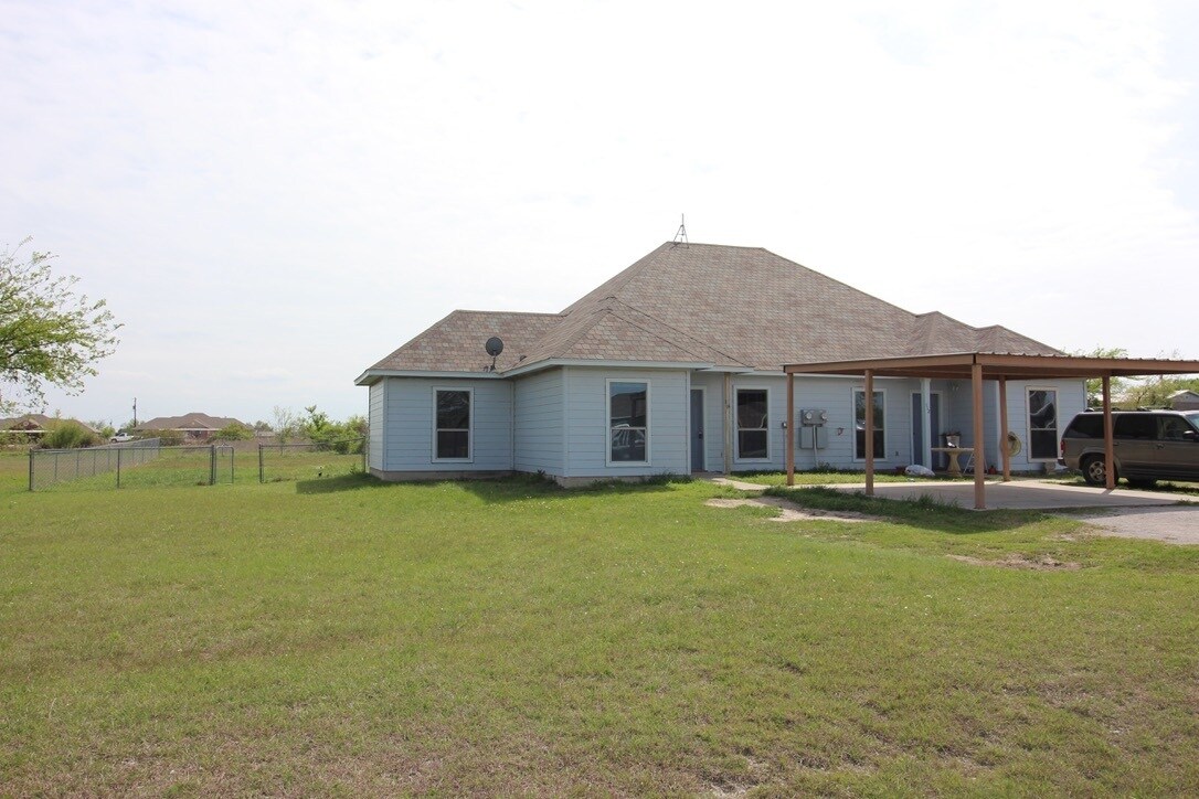 Primary Photo - FOR LEASE! Nice 3 BR - 2 BA - 1,062 sf dup...