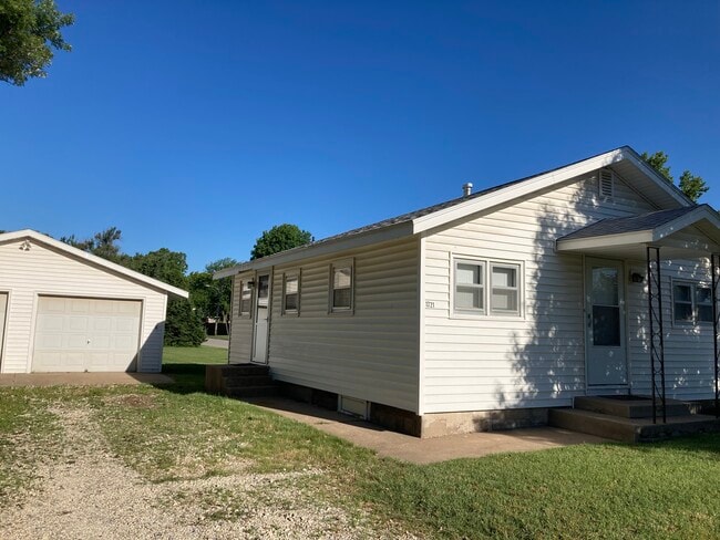 Building Photo - 1721 N Poplar St