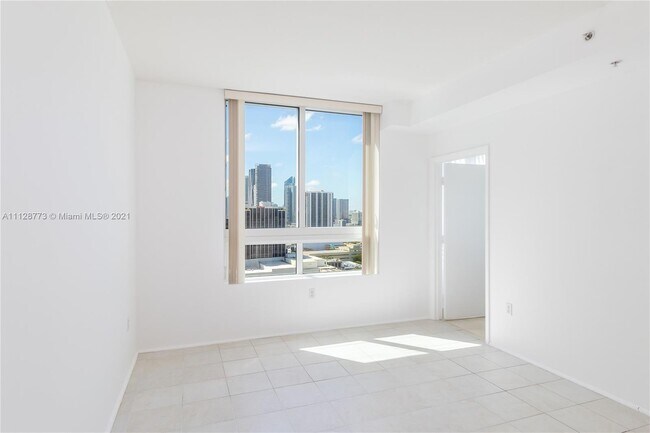 Building Photo - 1900 N Bayshore Dr