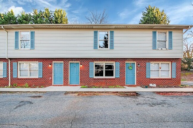 Updated 2BD/1.5BA Hickory Townhome - Updated 2BD/1.5BA Hickory Townhome
