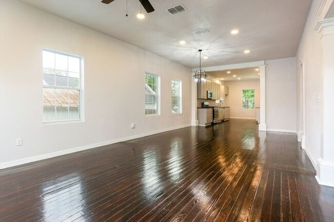 Building Photo - 618 Saint James