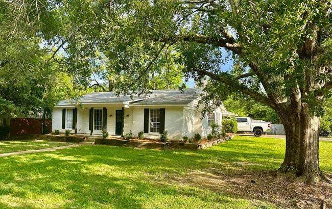 Photo - 517 Hunters Creek Cir House