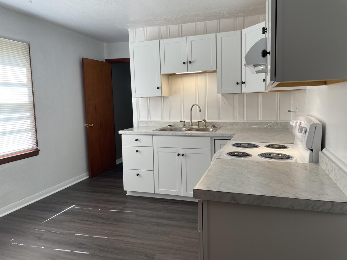 Primary Photo - 403 Hirth Ave