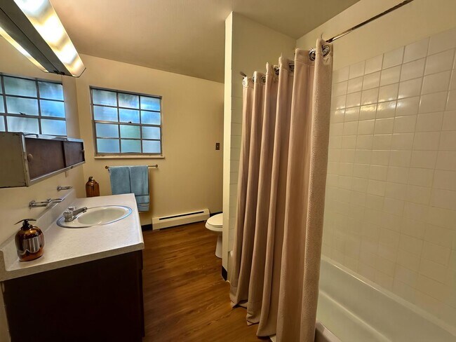 Foto del edificio - 3 Bedroom, 2 Bath! with Parking, Washer and Dryer, finished basement! (Comanche)