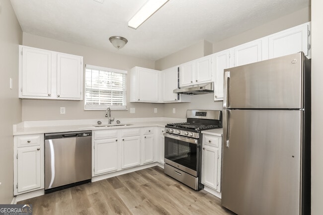 Building Photo - 6515 Sevenoaks Dr