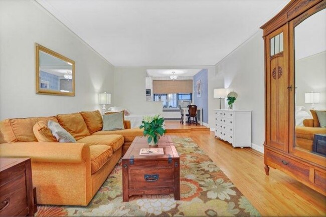 Building Photo - 350 E 77th St