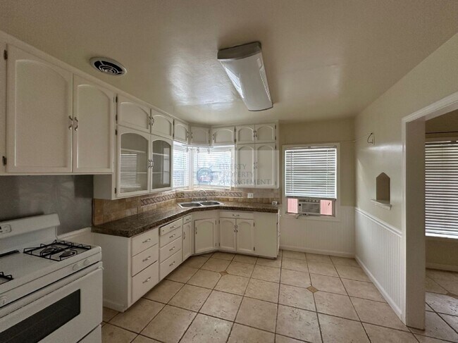 Building Photo - 325 Cypress St