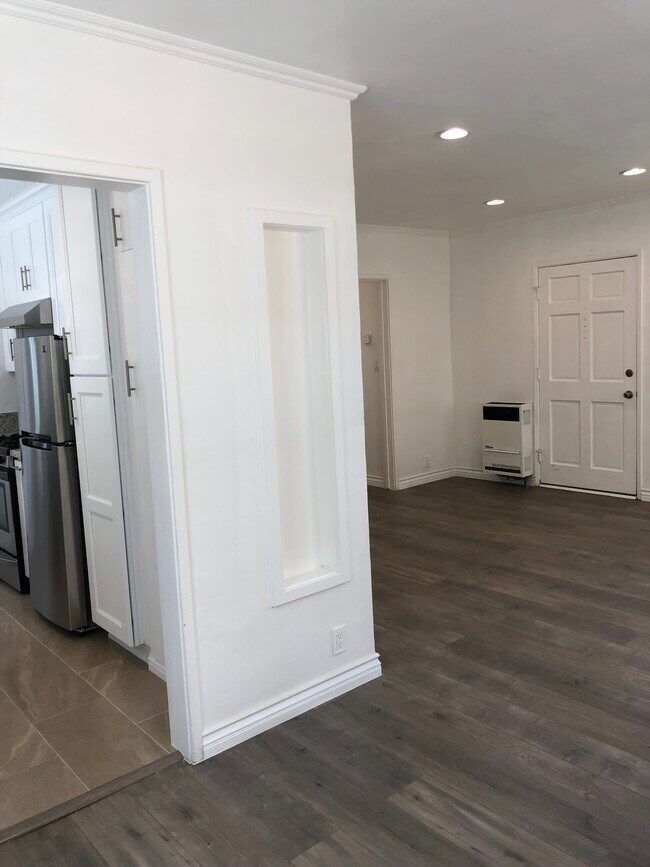 Building Photo - 3310 Barham Blvd