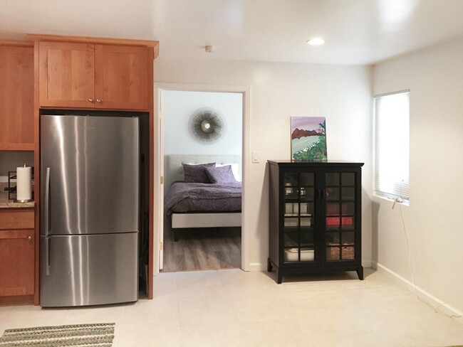 Building Photo - 1 br, 1 bath House - 108A Kipling Drive