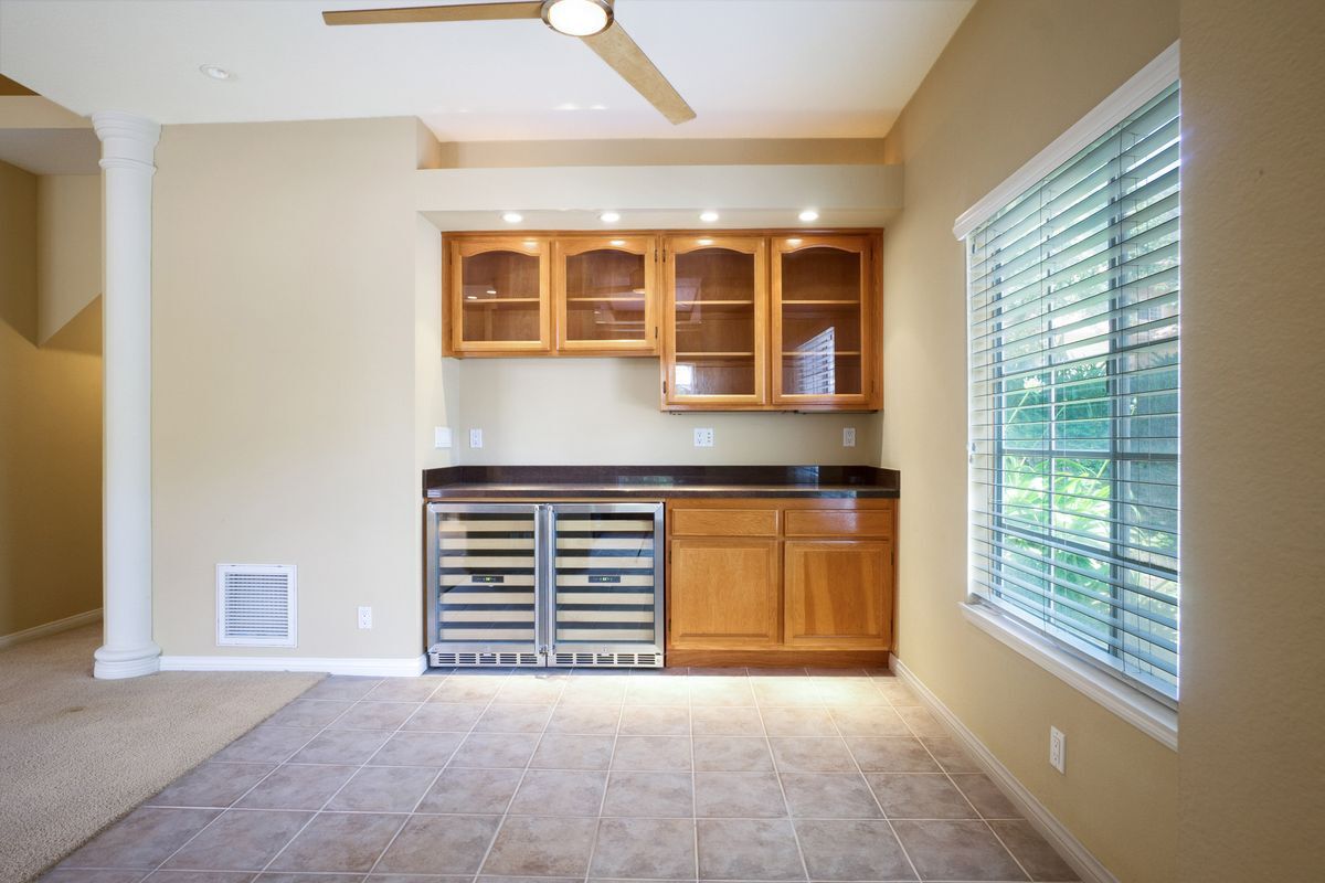 Foto del edificio - 3055 E Hillcrest Dr