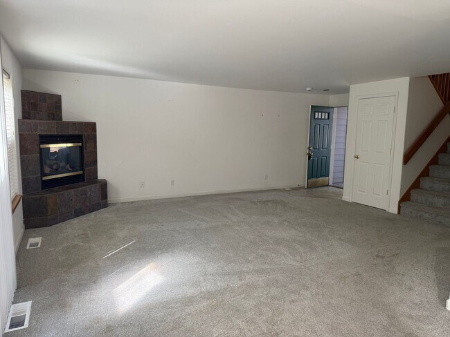 Foto del edificio - 2 Bed/2 Bath Apartment Located Near OSU/COCC Campus - Attached Garage