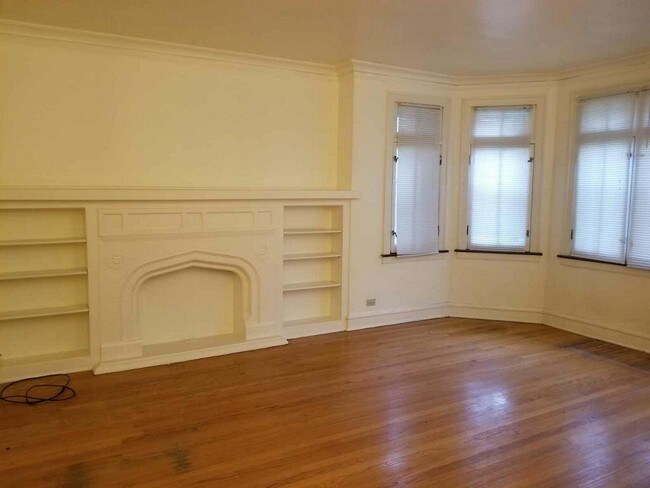 Lr - 8229 S Clyde Ave