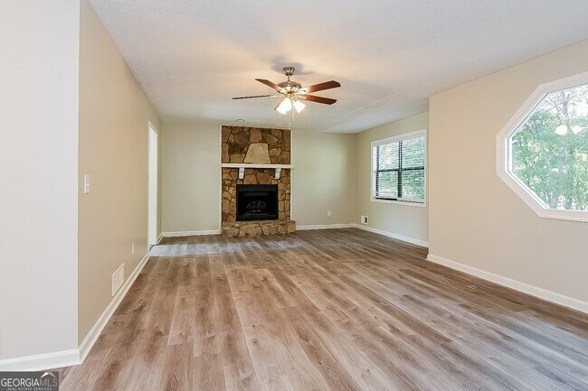 Foto del edificio - 8050 Sumit Wood Dr NW