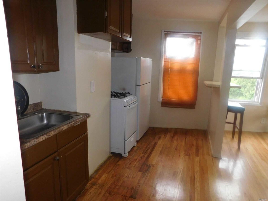 413 Eagle Ave, West Hempstead, NY 11552 Room for Rent in West