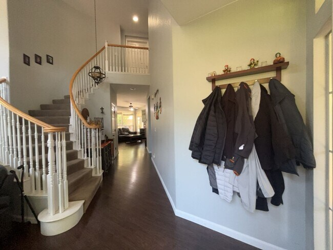 Foto del edificio - Spacious East Davis Home available in July!