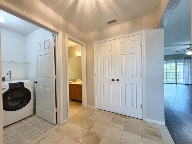 Foto del edificio - 2B/2.5 Condo in Longwood - Wood floors, great views, large balcony