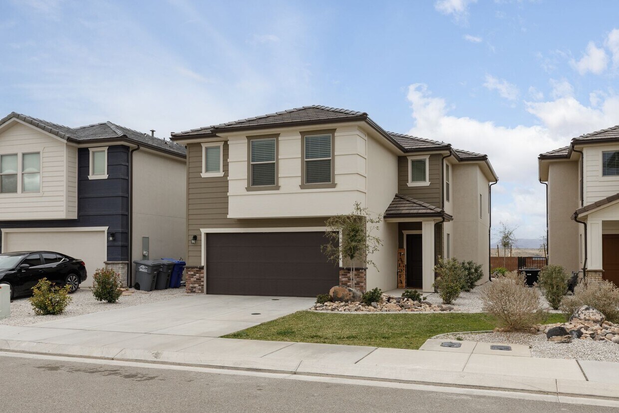 Foto principal - Spacious 4-Bedroom, 2.5-Bathroom Townhome ...