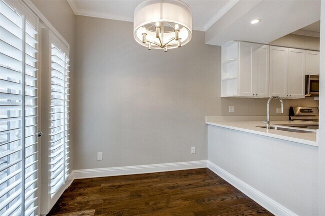 Building Photo - Beautiful 1-Bedroom 1.5-Bath 2 Story Condo...
