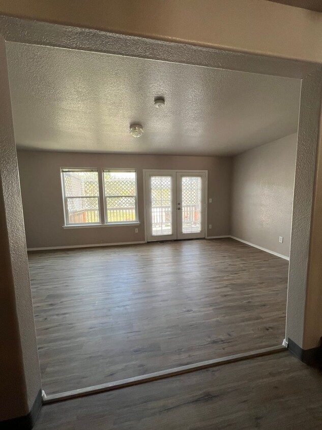 Foto principal - 3 Bedroom, 2.5 Bathroom Townhome - Close t...