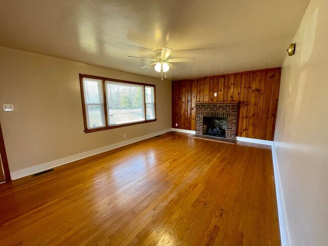 Building Photo - Lovely Brick Ranch Home