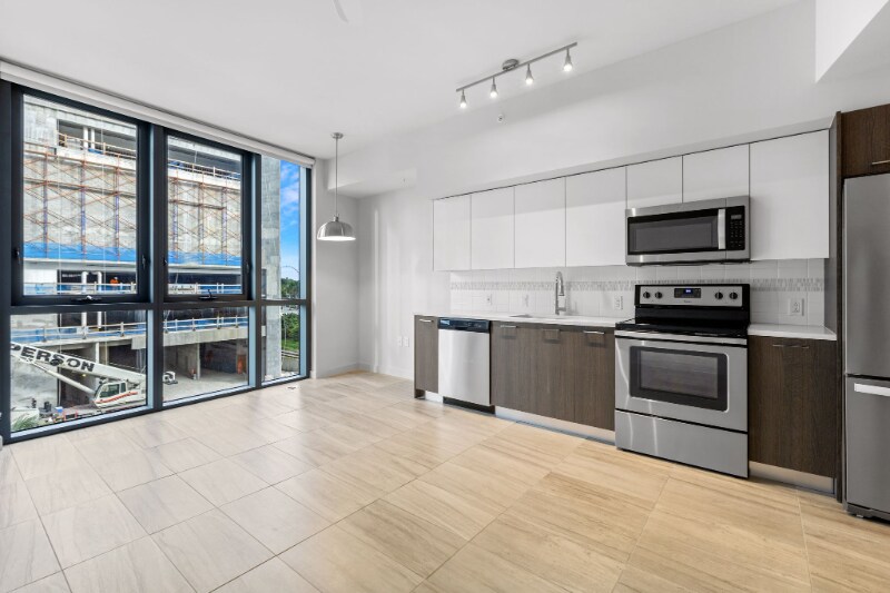 Foto principal - 698 NE 1st Ave