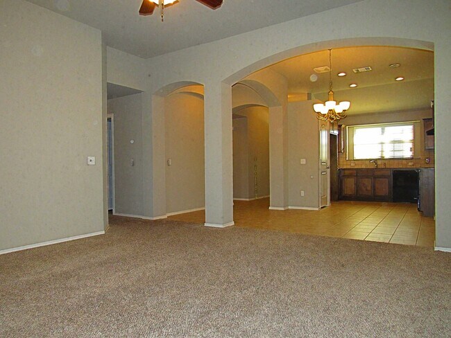 Foto del edificio - Available for Showings Now! MOVE IN SPECIAL $250 off the 1st Month's Rent!!