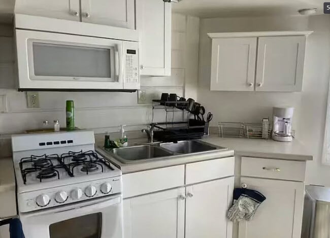 Kitchen - 701 W Poplar St