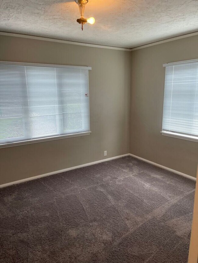 Building Photo - Great 2 bedroom 1 bath home